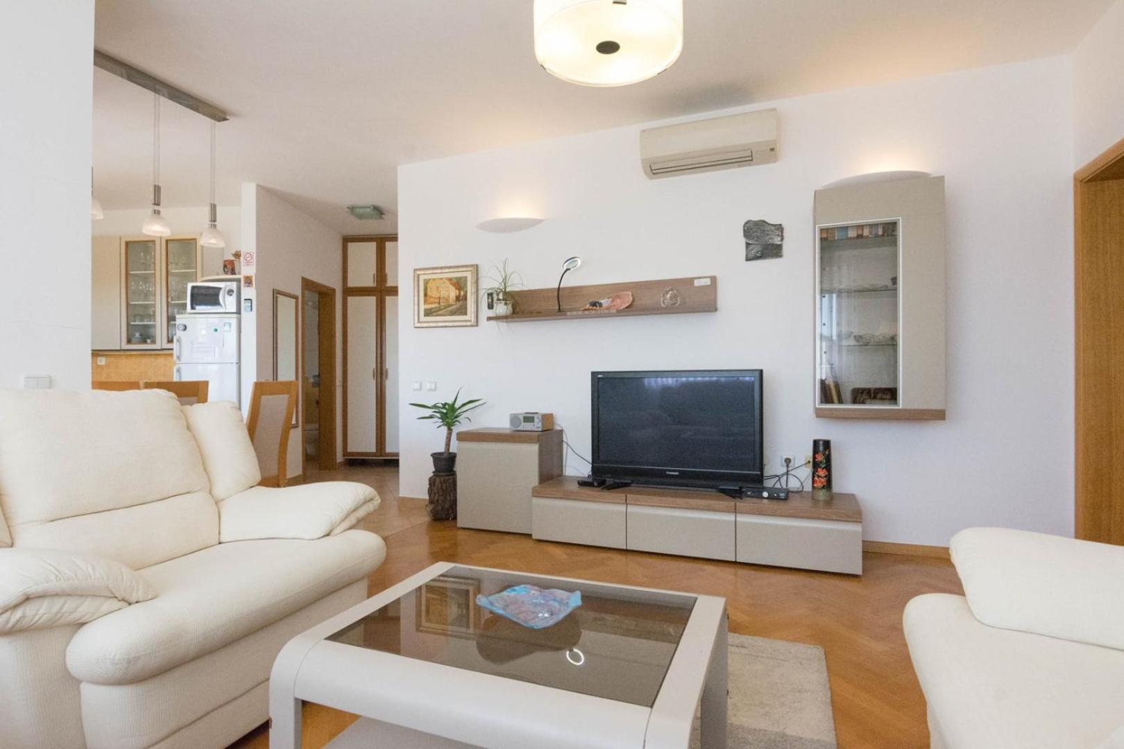 Spacious Apartment On A Great Location -Apartment Kuhta Biograd Na Moru Eksteriør billede